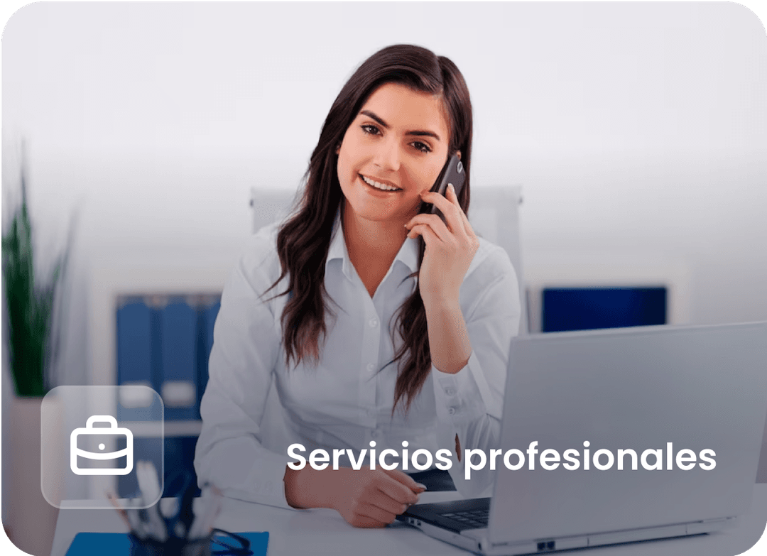 Mujer hablando por teléfono mientras trabaja en una computadora portátil