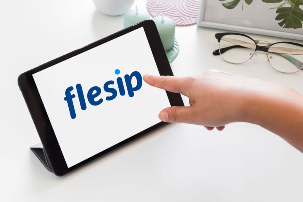 Para desarrollar un plan de mejora continua eficaz, es esencial encontrar un software de gestión de pymes como Flesip.