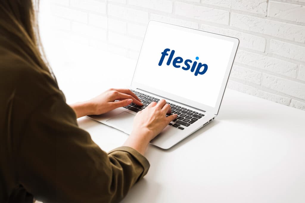 Flesip no solo optimiza la emisión de facturas electrónicas, sino que también juegan un papel crucial en la mejora de la relación con tus clientes al integrar un sistema CRM.