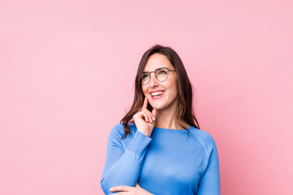 El registro de marca protege la identidad de un producto o servicio mienras que la patente se centra en resguardar la innovación técnica y funcional.