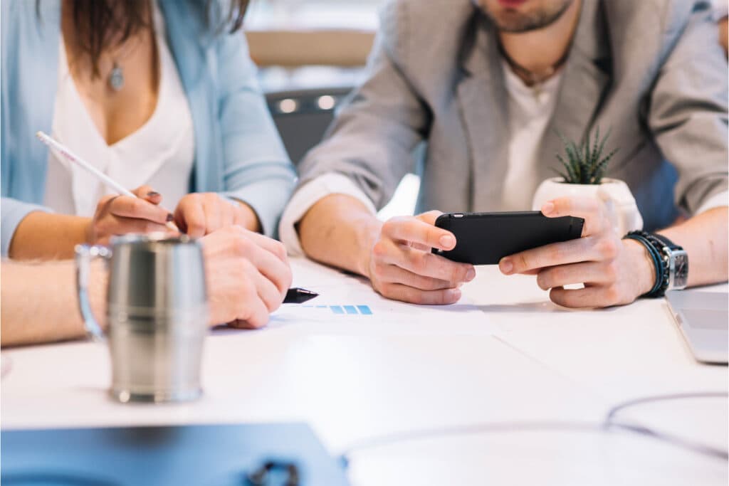 La confianza es clave en la relación con tu asesor. Debes sentirte cómodo al compartir información sensible y debatir estrategias.